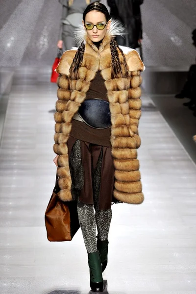 Look 16